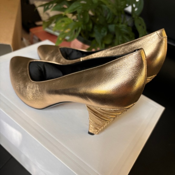 NWT Celine Metallic Leather Slip On Pointed Toe Creased Heel Pump Gold - Picture 4 of 8